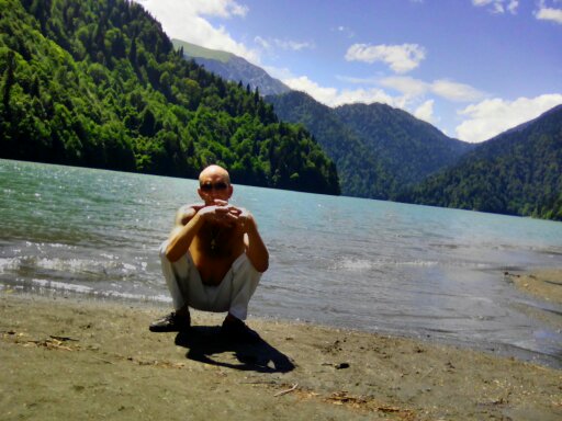 именно то озеро в горах Абхазии.